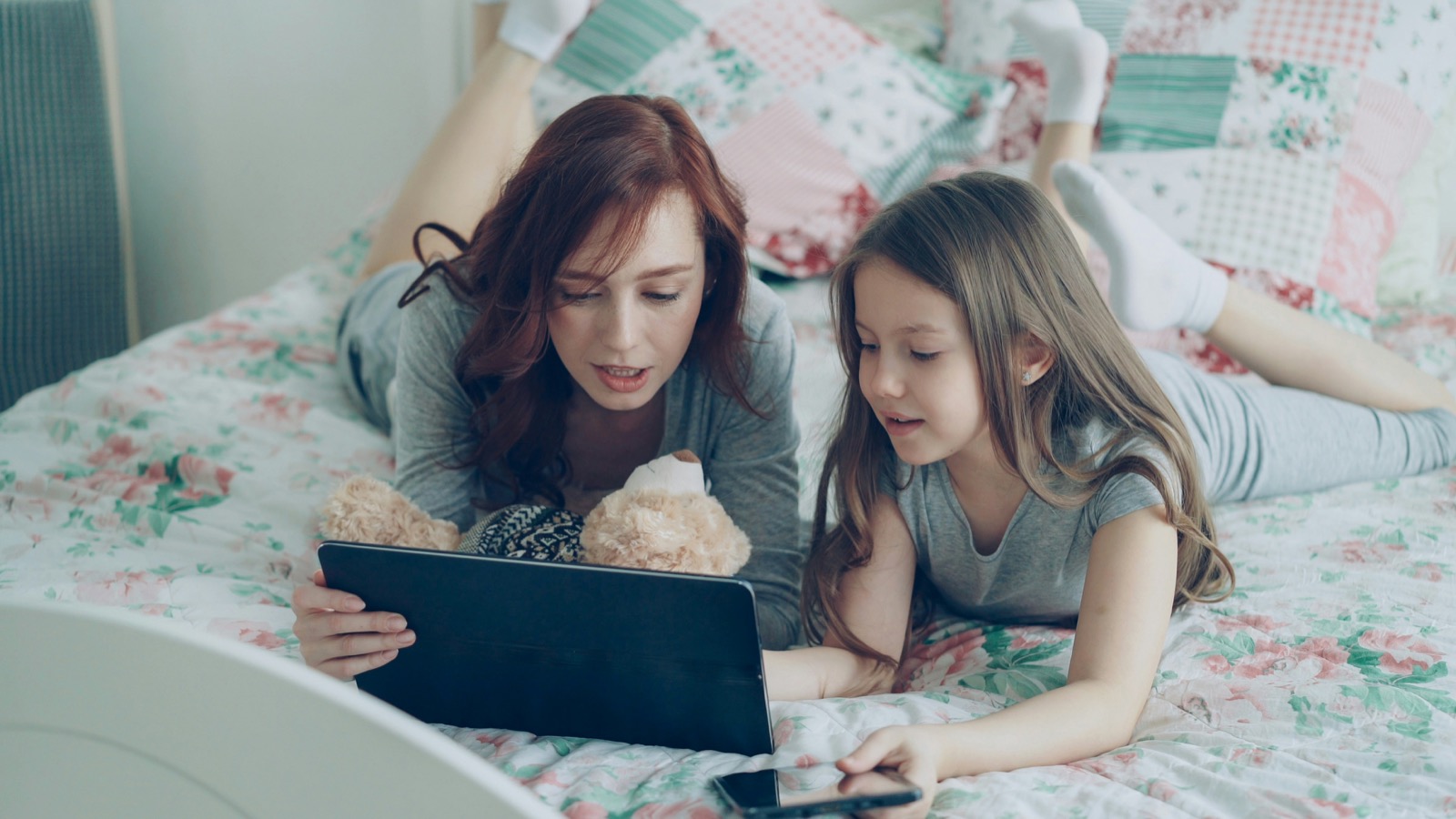 Rodzina przeglądająca profile au pair razem