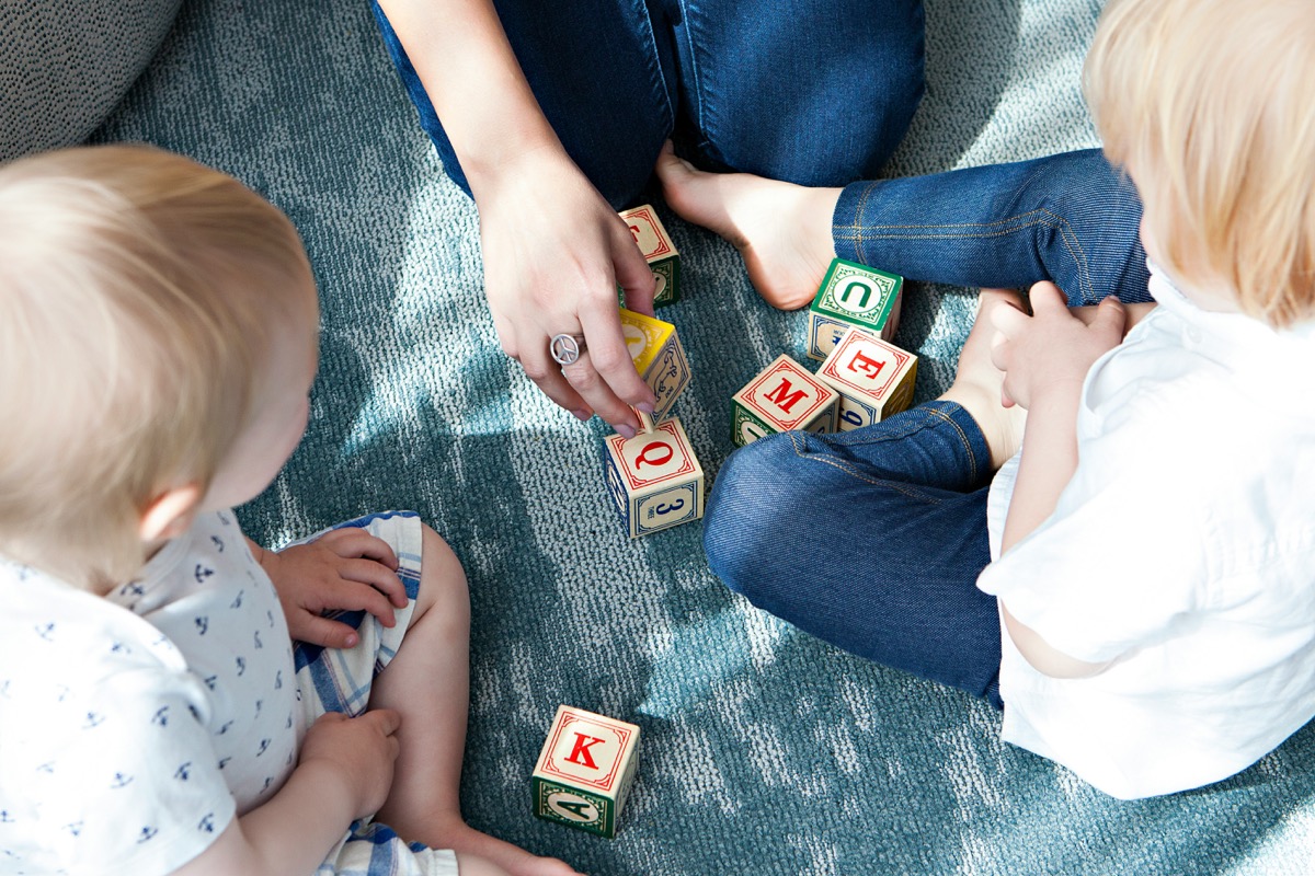 Au pair bawiąca się z dziećmi w domu